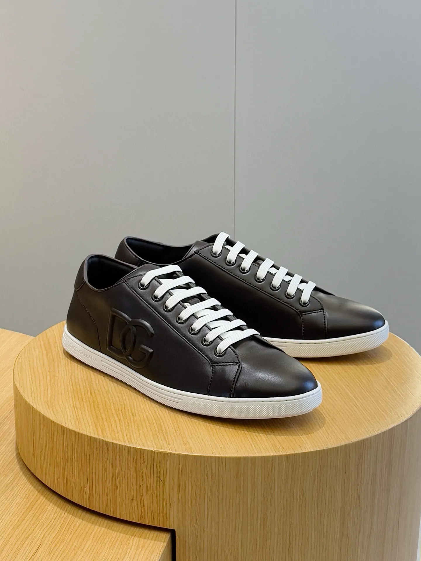 Men's Men's Shoes💰400 [New Style]🐏🐏DG men's calfskin sneakers Portofino Yacht shoes, simple and versatile design, unique saddle leather soles. The Dolce &G logo rear wing is the icing on the cake. Imported cowhide + rubber outsole Size: 39-44 (customized at 38.45)